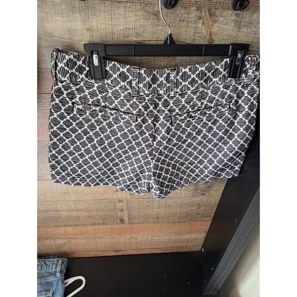 Khakis by Gap City 3 Inch shorts in a black and white geometric pattern